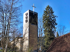 Markuskirchturm li., die noch stehende Fichte re.